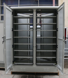 Single Wall Two Bay Outdoor Battery Cabinet Dengan Rak 8 Lapisan Dua Pintu Depan Dua Pintu Belakang