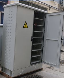 Single Wall Two Bay Outdoor Battery Cabinet Dengan Rak 8 Lapisan Dua Pintu Depan Dua Pintu Belakang