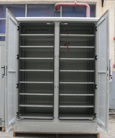 Single Wall Two Bay Outdoor Battery Cabinet Dengan Rak 8 Lapisan Dua Pintu Depan Dua Pintu Belakang