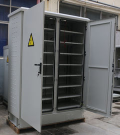 Single Wall Two Bay Outdoor Battery Cabinet Dengan Rak 8 Lapisan Dua Pintu Depan Dua Pintu Belakang