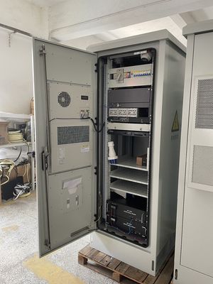 19 inci 18U Standar Outdoor Telekom Kabinet Dengan Sistem Pendingin Satu Pintu depan stainless steel