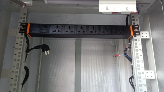 Hitam 200 - 240VAC 32A PDU vertikal dengan C13 / C19 outlet untuk distribusi daya